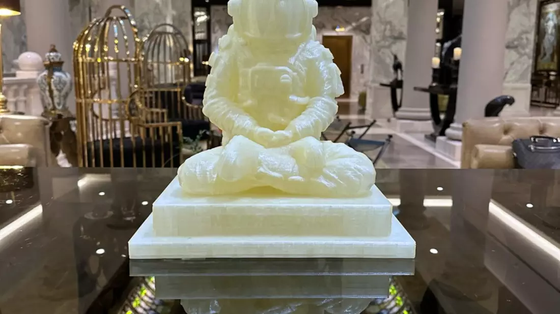 Kunst trifft Nachhaltigkeit: Camm Solutions und MemoriesForArt präsentieren den 3D-gedruckten, umweltfreundlichen Astronauten-Buddha - Bild: presseportal.de