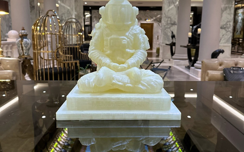 Kunst trifft Nachhaltigkeit: Camm Solutions und MemoriesForArt präsentieren den 3D-gedruckten, umweltfreundlichen Astronauten-Buddha - Foto: presseportal.de