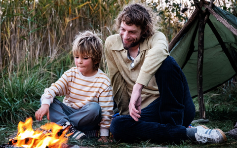 Rickerl (Voodoo Jürgens) möchte ein guter Vater für seinen Sohn Dominik (Ben Winkler) sein. - Foto: Alessio M.Schroder/Pandora Film/dpa