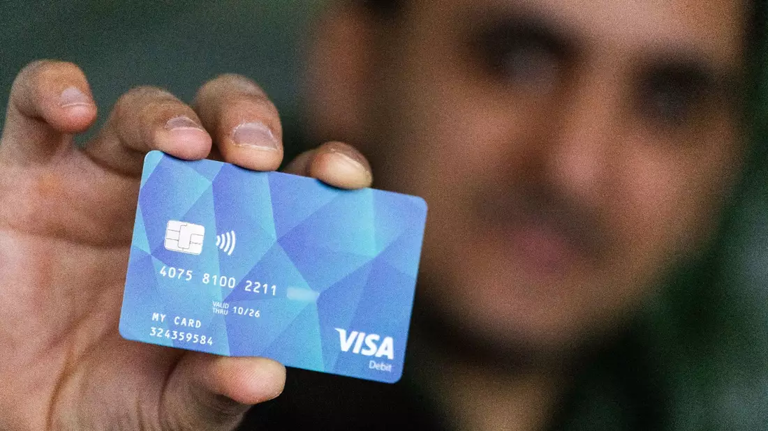 Ein Geflüchteter mit einer Debitcard. - Bild: Philipp von Ditfurth/dpa