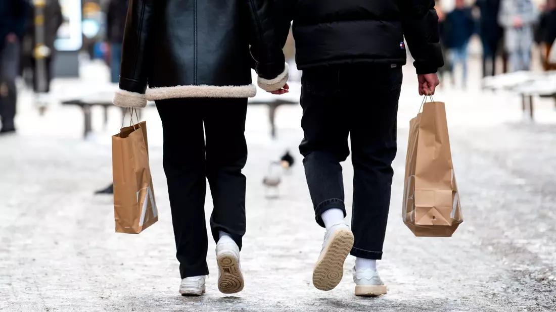 Passanten mit Einkaufstüten: Jeder zweite Händler rechnet damit, dass die Umsätze 2024 schlechter sein werden als im Vorjahr. - Bild: Daniel Bockwoldt/dpa