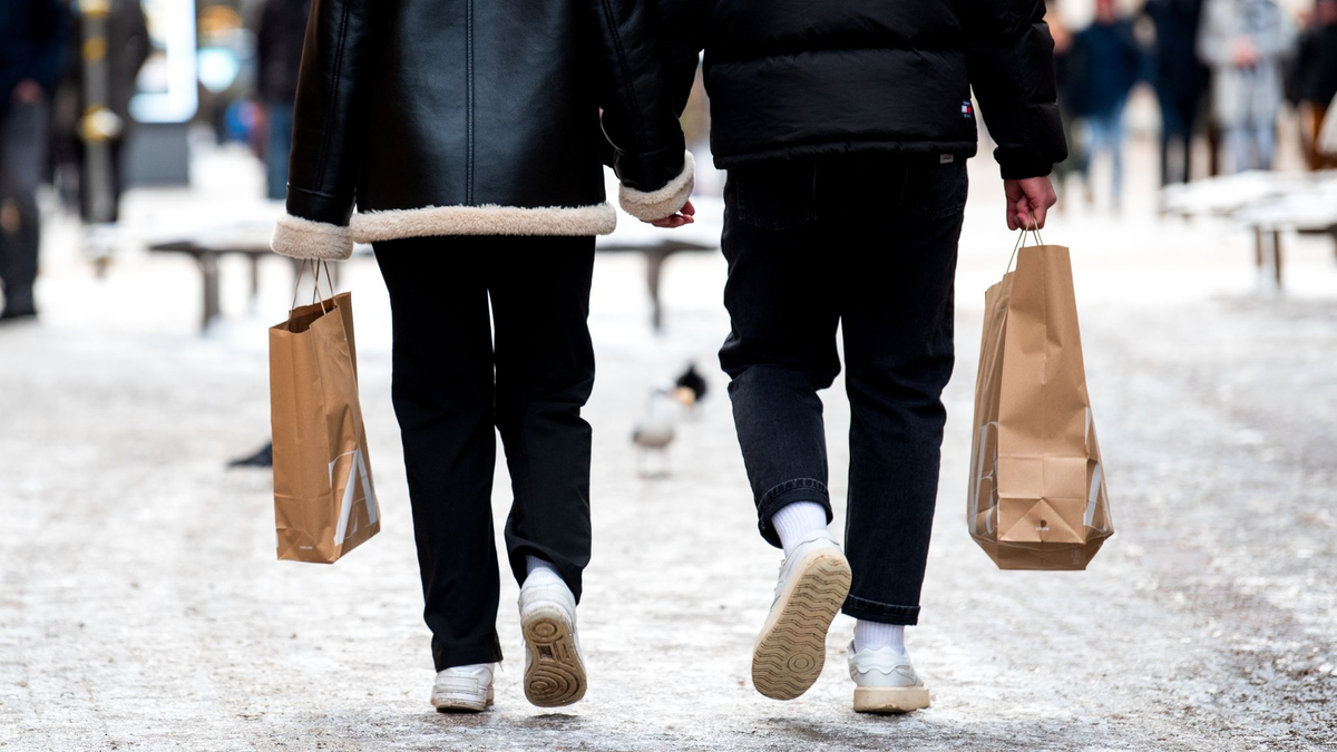 Passanten mit Einkaufstüten: Jeder zweite Händler rechnet damit, dass die Umsätze 2024 schlechter sein werden als im Vorjahr. - Foto: Daniel Bockwoldt/dpa