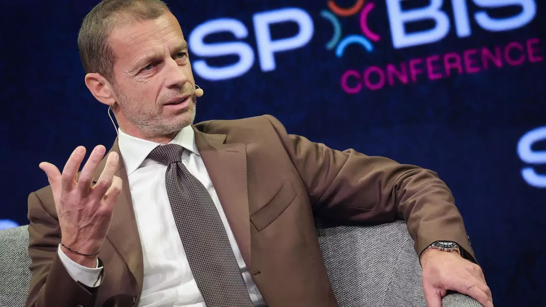 UEFA-Präsident Aleksander Ceferin bei einem Podiumsgespräch auf der Branchenkonferenz SpoBis. - Bild: Christian Charisius/dpa
