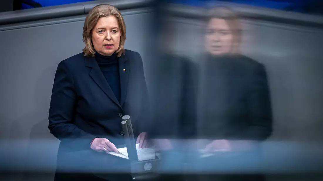 Bundestagspräsidentin Bärbel Bas (SPD) spricht zu Beginn der Holocaust-Gedenkstunde des Deutschen Bundestages. - Bild: Michael Kappeler/dpa