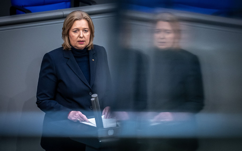 Bundestagspräsidentin Bärbel Bas (SPD) spricht zu Beginn der Holocaust-Gedenkstunde des Deutschen Bundestages. - Foto: Michael Kappeler/dpa