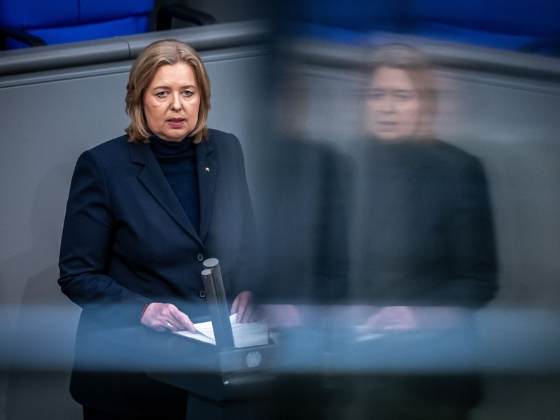 Bundestagspräsidentin Bärbel Bas (SPD) spricht zu Beginn der Holocaust-Gedenkstunde des Deutschen Bundestages. - Foto: Michael Kappeler/dpa