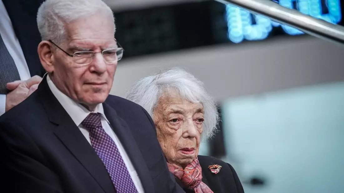 Die Holocaust-Überlebende Margot Friedländer nimmt mit Josef Schuster, Präsident des Zentralrats der Juden in Deutschland, an der Holocaust-Gedenkstunde des Deutschen Bundestages teil. - Bild: Kay Nietfeld/dpa