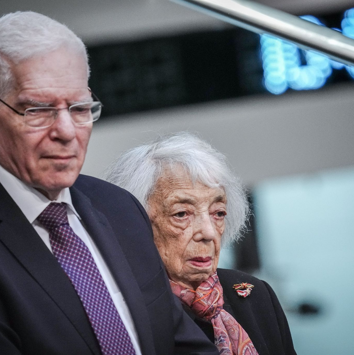 Die Holocaust-Überlebende Margot Friedländer nimmt mit Josef Schuster, Präsident des Zentralrats der Juden in Deutschland, an der Holocaust-Gedenkstunde des Deutschen Bundestages teil. - Foto: Kay Nietfeld/dpa