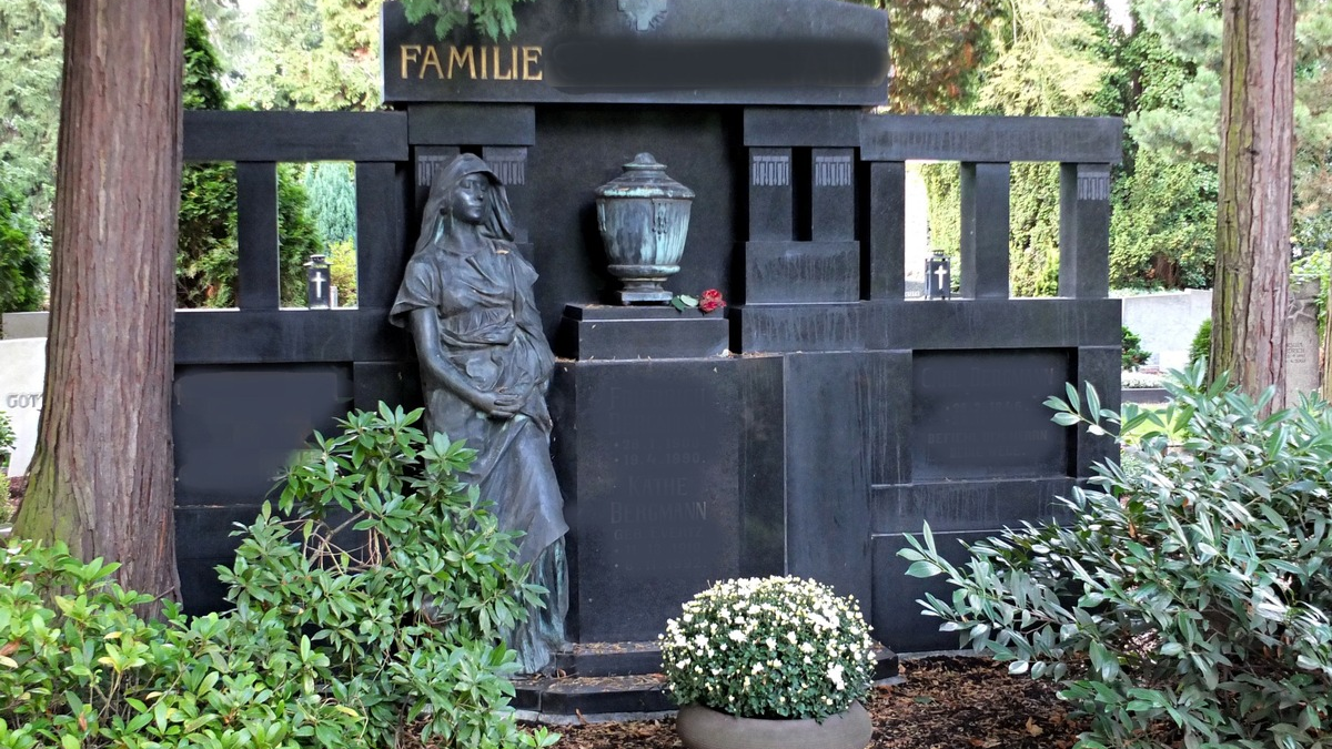 POL-ME: Marienskulptur von Familiengrab entwendet - die Polizei sucht Zeugen - Hilden - 2401119 - Foto: presseportal.de