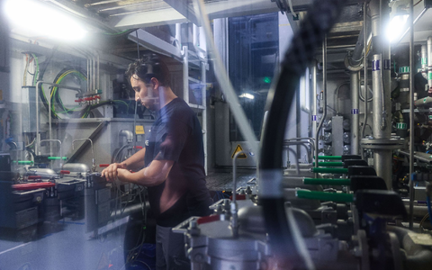 Eine Fachkraft aus Marokko während seiner Tätigkeit in einer Firma für Antriebstechnik. - Foto: Jan Woitas/dpa Eine Fachkraft aus Marokko während seiner Tätigkeit in einer Firma für Antriebstechnik. - Foto: Jan Woitas/dpa