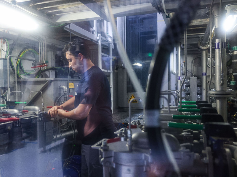 Eine Fachkraft aus Marokko während seiner Tätigkeit in einer Firma für Antriebstechnik. - Foto: Jan Woitas/dpa