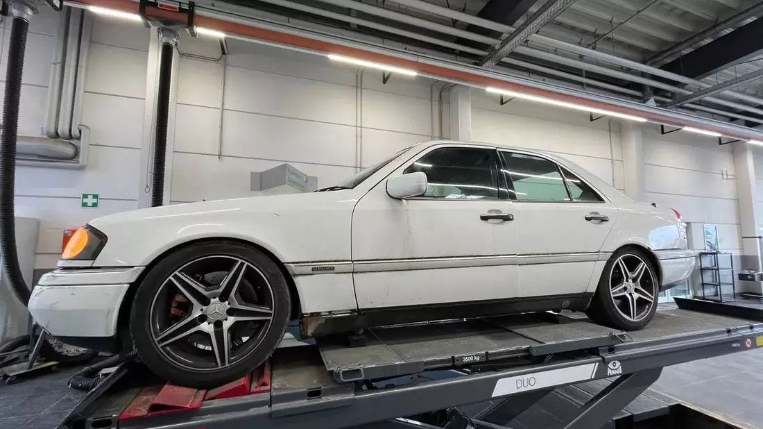 POL-D: Bilk - Südring - Eher Schrott als Hot - Verkehrsdienst zieht DaimlerChrysler aus dem Verkehr - Bild: presseportal.de