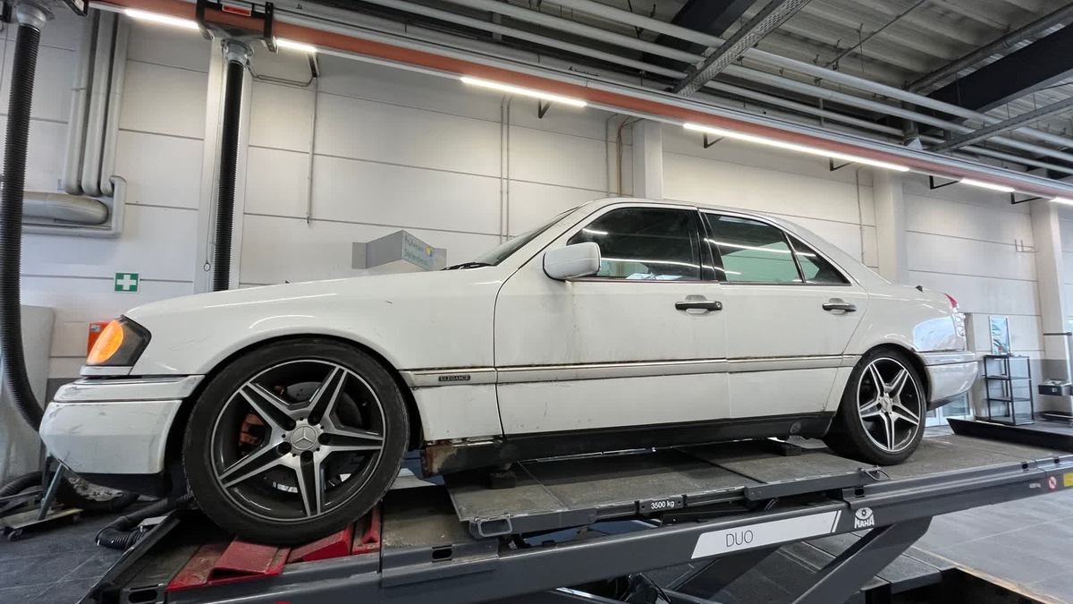 POL-D: Bilk - Südring - Eher Schrott als Hot - Verkehrsdienst zieht DaimlerChrysler aus dem Verkehr - Foto: presseportal.de