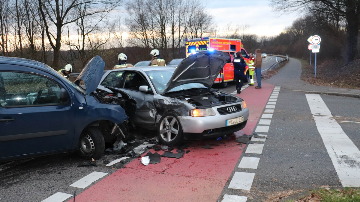 POL-ME: Kollision mit Gegenverkehr: 49-Jähriger und Tochter schwer verletzt - Mettmann 2401117 - Foto: presseportal.de