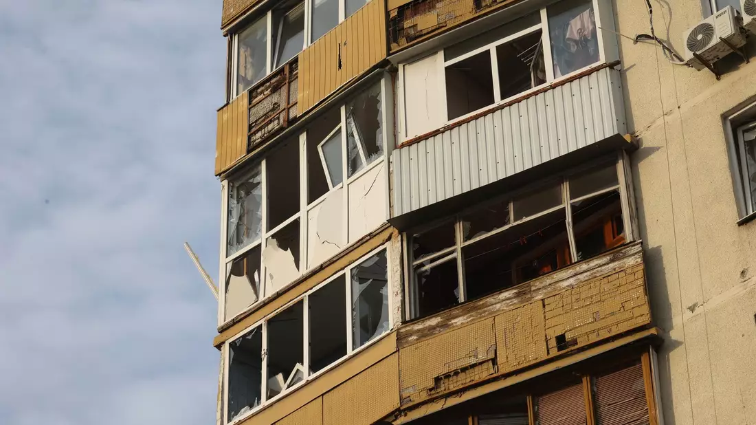 Ein Haus in Charkiw ist durch russischen Beschuss in Brand geraten. - Bild: -/https://photonew.ukrinform.com/ Ukrinform/dpa
