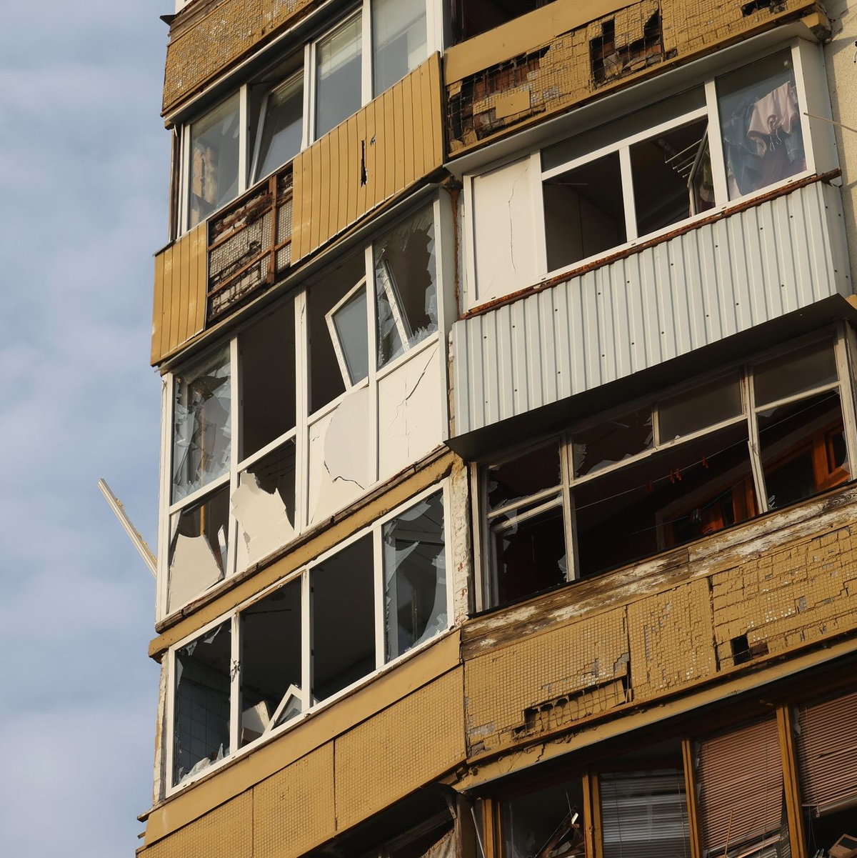 Ein Haus in Charkiw ist durch russischen Beschuss in Brand geraten. - Foto: -/https://photonew.ukrinform.com/ Ukrinform/dpa