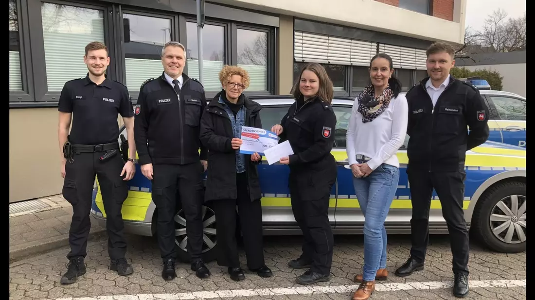 POL-HI: Polizeiinspektion Hildesheim spendet 300 Euro an das Frauenhaus - Bild: presseportal.de