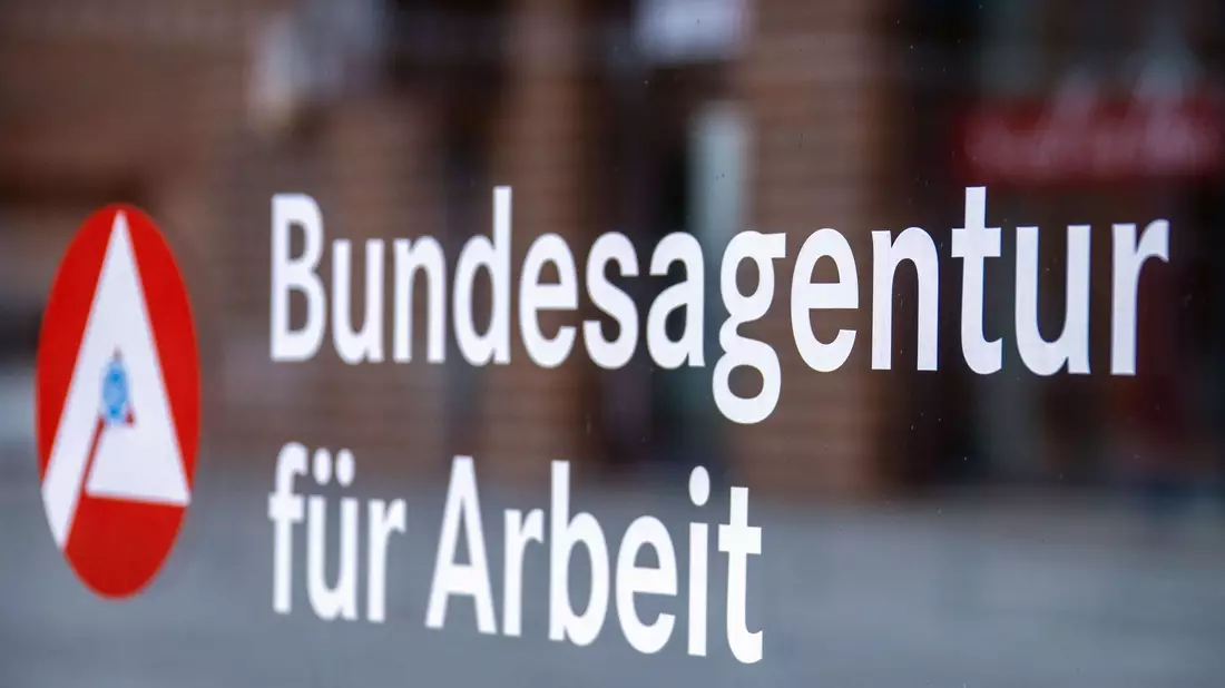 Ein Hinweisschild für die Bundesagentur für Arbeit: Es fehlen Arbeitskräfte an allen Ecken und Enden. - Bild: Jens Büttner/dpa