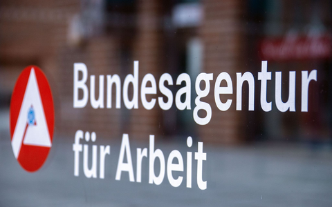 Ein Hinweisschild für die Bundesagentur für Arbeit: Es fehlen Arbeitskräfte an allen Ecken und Enden. - Foto: Jens Büttner/dpa