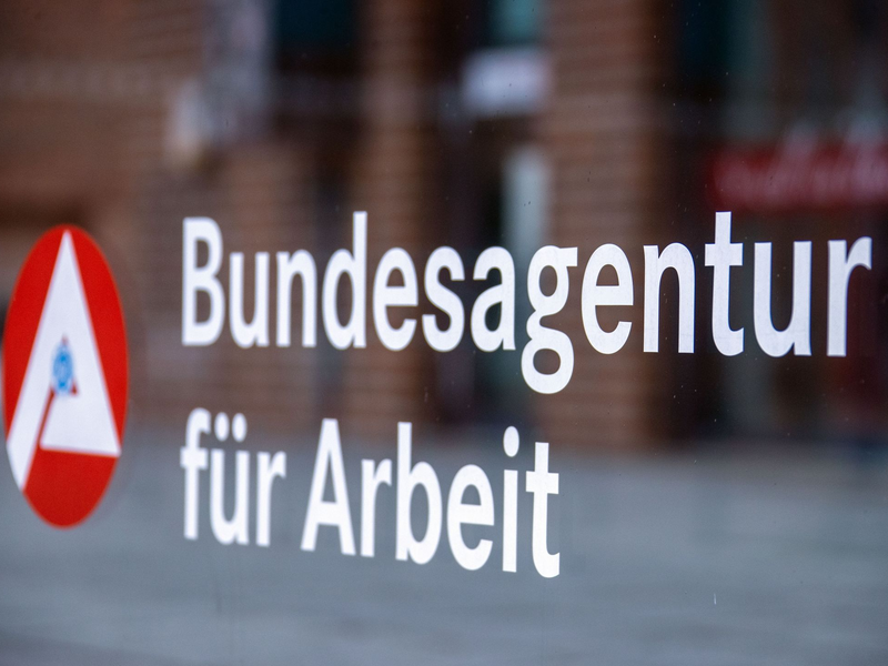 Ein Hinweisschild für die Bundesagentur für Arbeit: Es fehlen Arbeitskräfte an allen Ecken und Enden. - Foto: Jens Büttner/dpa