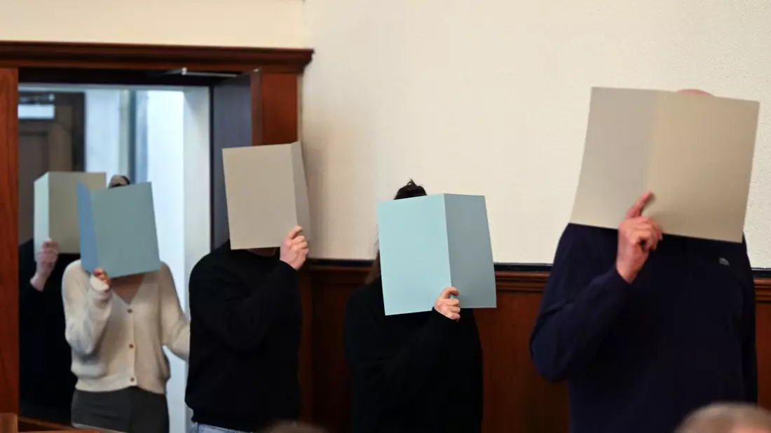 Die Angeklagten kommen in Dortmund den Gerichtsaal. Der Prozess nach tödlichen Polizeischüssen auf einen jungen Flüchtling wird fortgesetzt. - Bild: Federico Gambarini/dpa