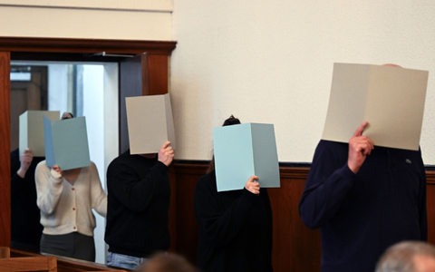 Die Angeklagten kommen in Dortmund den Gerichtsaal. Der Prozess nach tödlichen Polizeischüssen auf einen jungen Flüchtling wird fortgesetzt. - Foto: Federico Gambarini/dpa Die Angeklagten kommen in Dortmund den Gerichtsaal. Der Prozess nach tödlichen Polizeischüssen auf einen jungen Flüchtling wird fortgesetzt. - Foto: Federico Gambarini/dpa