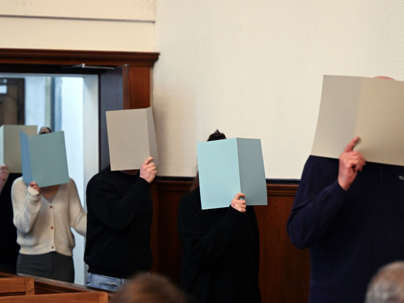 Die Angeklagten kommen in Dortmund den Gerichtsaal. Der Prozess nach tödlichen Polizeischüssen auf einen jungen Flüchtling wird fortgesetzt. - Foto: Federico Gambarini/dpa