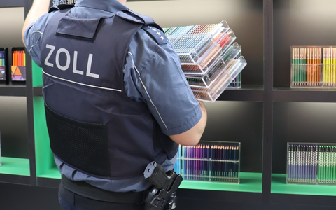 HZA-DA: Zoll zieht Produktfälschungen auf der Messe Ambiente in Frankfurt aus dem Verkehr 41.500 Euro an Sicherheit eingezogen - 27 Strafverfahren eingeleitet - Foto: presseportal.de