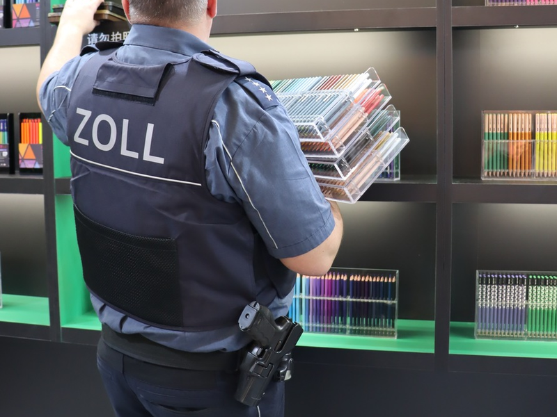 HZA-DA: Zoll zieht Produktfälschungen auf der Messe Ambiente in Frankfurt aus dem Verkehr 41.500 Euro an Sicherheit eingezogen - 27 Strafverfahren eingeleitet - Foto: presseportal.de