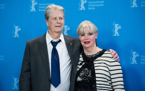 US-Sänger Brian Wilson und seine Frau und Managerin Melinda Ledbetter 2015 auf der Berlinale in Berlin. - Foto: Lukas Schulze/dpa US-Sänger Brian Wilson und seine Frau und Managerin Melinda Ledbetter 2015 auf der Berlinale in Berlin. - Foto: Lukas Schulze/dpa