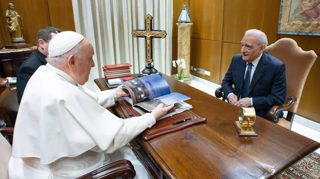 Papst Franziskus (l) empfängt den US-amerikanischen Regisseur Martin Scorsese zu einer Audienz. - Bild: Vatican Media/dpa