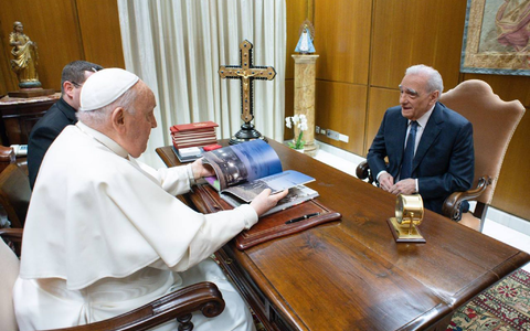 Papst Franziskus (l) empfängt den US-amerikanischen Regisseur Martin Scorsese zu einer Audienz. - Foto: Vatican Media/dpa Papst Franziskus (l) empfängt den US-amerikanischen Regisseur Martin Scorsese zu einer Audienz. - Foto: Vatican Media/dpa