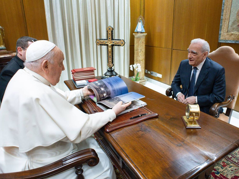 Papst Franziskus (l) empfÀngt den US-amerikanischen Regisseur Martin Scorsese zu einer Audienz. - Foto: Vatican Media/dpa