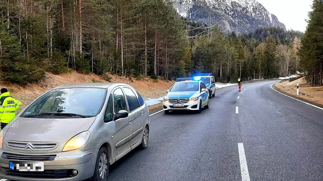 Bundespolizeidirektion München: Kurze Verfolgungsfahrt auf B2 und Flucht zu Fuß / Mutmaßlicher Schleuser entzieht sich Kontrolle - Beamten mit Pfefferspray verletzt - Bild: presseportal.de