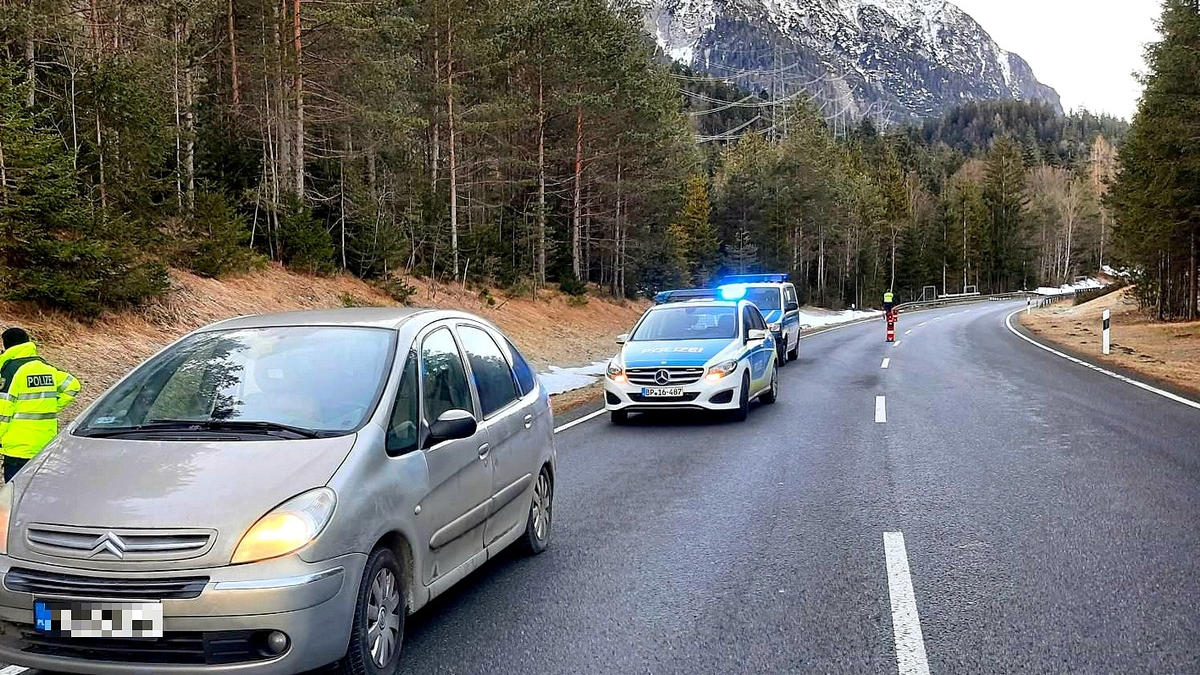 Bundespolizeidirektion München: Kurze Verfolgungsfahrt auf B2 und Flucht zu Fuß / Mutmaßlicher Schleuser entzieht sich Kontrolle - Beamten mit Pfefferspray verletzt - Foto: presseportal.de