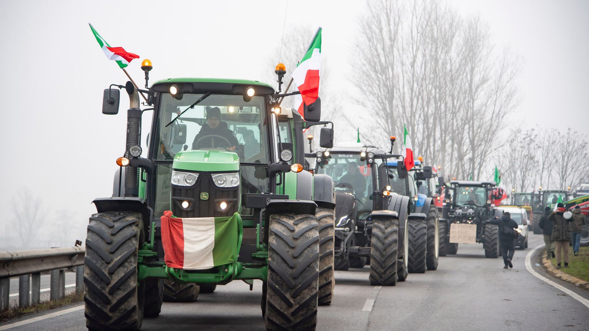 Landwirte fahren mit ihren Traktoren eine Straße an der Mautstelle von Melegnano in der Nähe von Mailand entlang. - Foto: Claudio Furlan/LaPresse/dpa