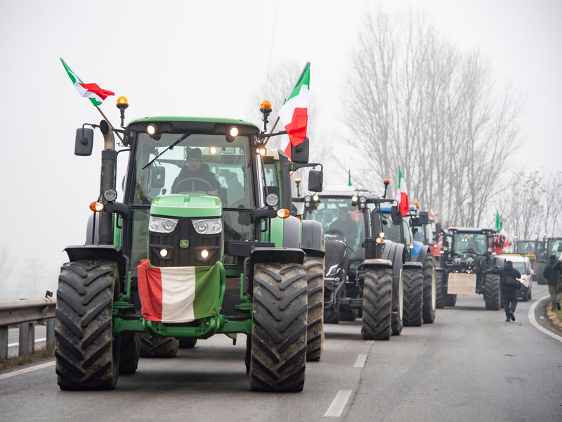 Landwirte fahren mit ihren Traktoren eine Straße an der Mautstelle von Melegnano in der Nähe von Mailand entlang. - Foto: Claudio Furlan/LaPresse/dpa