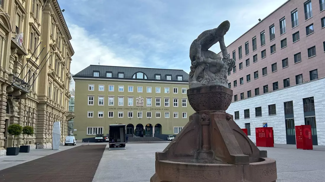 Der Silvius-Magnago-Platz in Südtirols Hauptstadt Bozen, links der Sitz der Landesregierung, in der Mitte das Parlamentsgebäude. - Bild: Christoph Sator/dpa