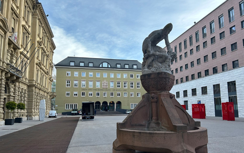 Der Silvius-Magnago-Platz in Südtirols Hauptstadt Bozen, links der Sitz der Landesregierung, in der Mitte das Parlamentsgebäude. - Foto: Christoph Sator/dpa