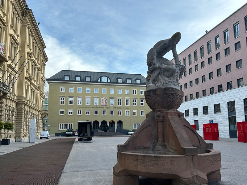 Der Silvius-Magnago-Platz in Südtirols Hauptstadt Bozen, links der Sitz der Landesregierung, in der Mitte das Parlamentsgebäude. - Foto: Christoph Sator/dpa