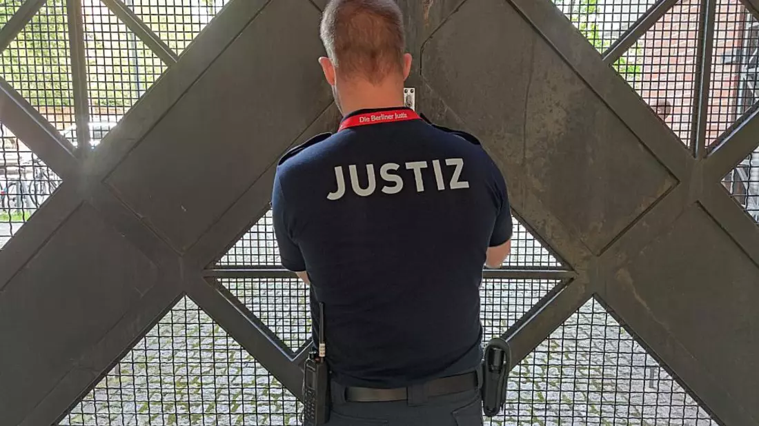 Wachmeister schließt ein Gefängnistor auf (Archiv) - Bild: über dts Nachrichtenagentur