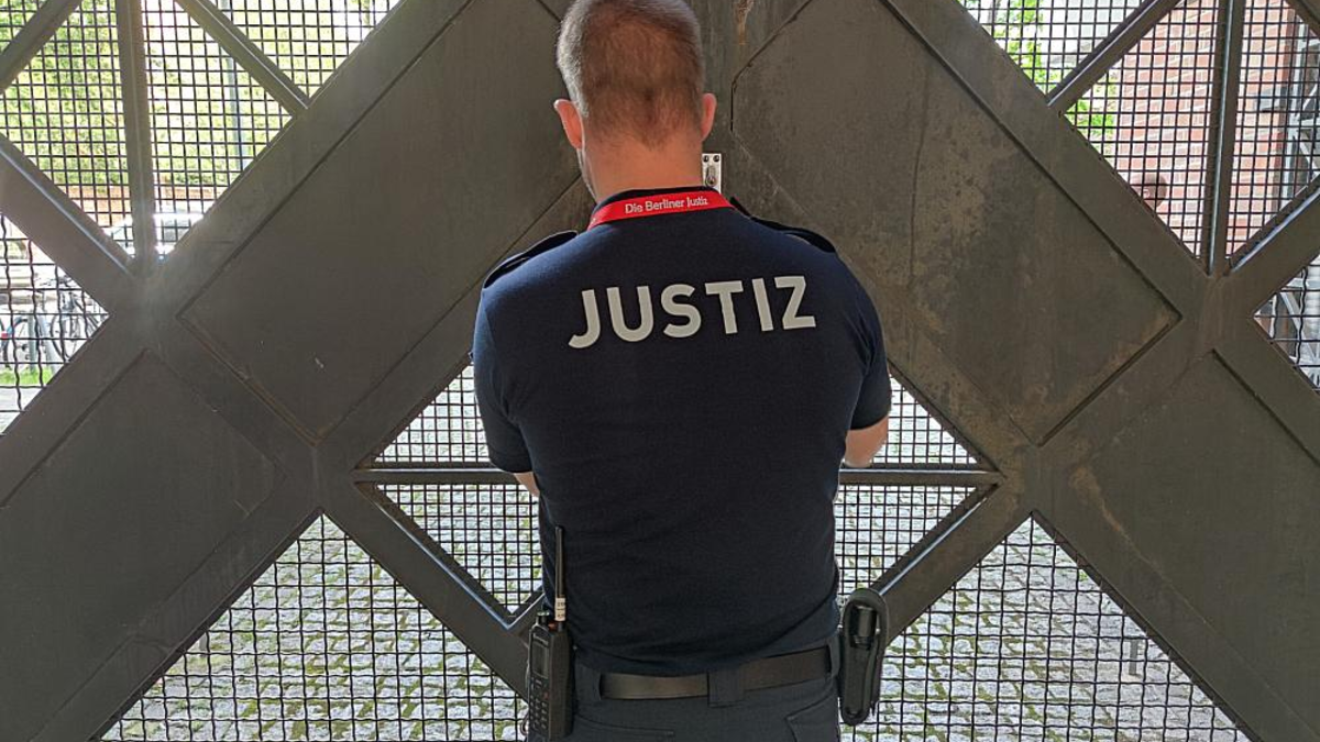 Wachmeister schließt ein Gefängnistor auf (Archiv) - Foto: über dts Nachrichtenagentur