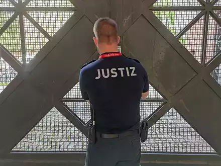 Wachmeister schließt ein Gefängnistor auf (Archiv) - Foto: über dts Nachrichtenagentur