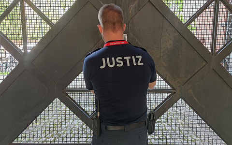 Wachmeister schließt ein Gefängnistor auf (Archiv) - Foto: über dts Nachrichtenagentur