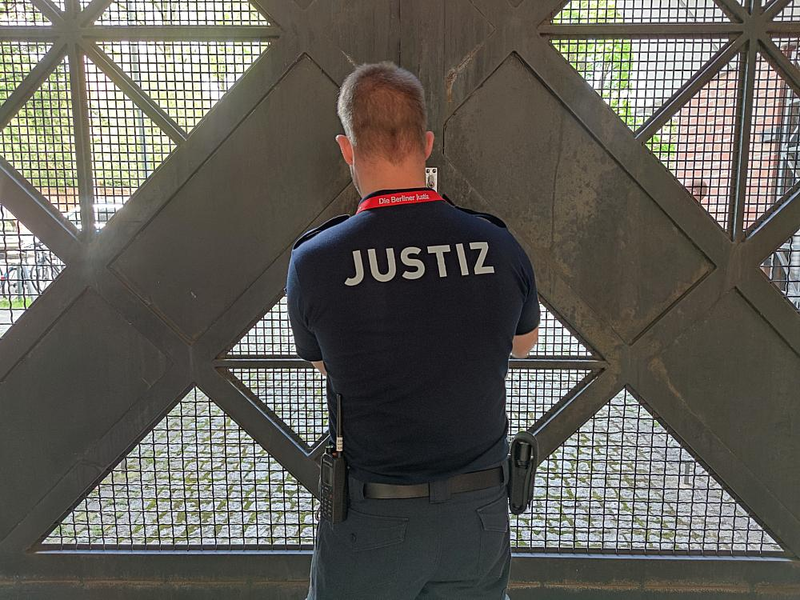 Wachmeister schließt ein Gefängnistor auf (Archiv) - Foto: über dts Nachrichtenagentur
