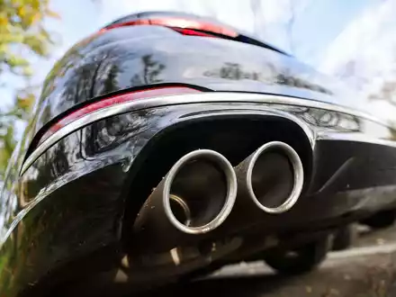 Autohersteller müssen seit 2010 den CO2-Ausstoß ausweisen und Abgaben zahlen müssen, wenn sie bestimmte Grenzen überschreiten. - Foto: Oliver Berg/dpa