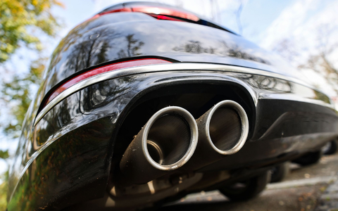 Autohersteller müssen seit 2010 den CO2-Ausstoß ausweisen und Abgaben zahlen müssen, wenn sie bestimmte Grenzen überschreiten. - Foto: Oliver Berg/dpa