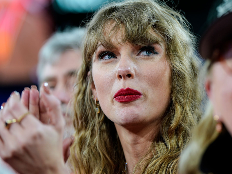 Taylor Swift bei einem NFL-Spiel in Baltimore. - Foto: Julio Cortez/AP/dpa