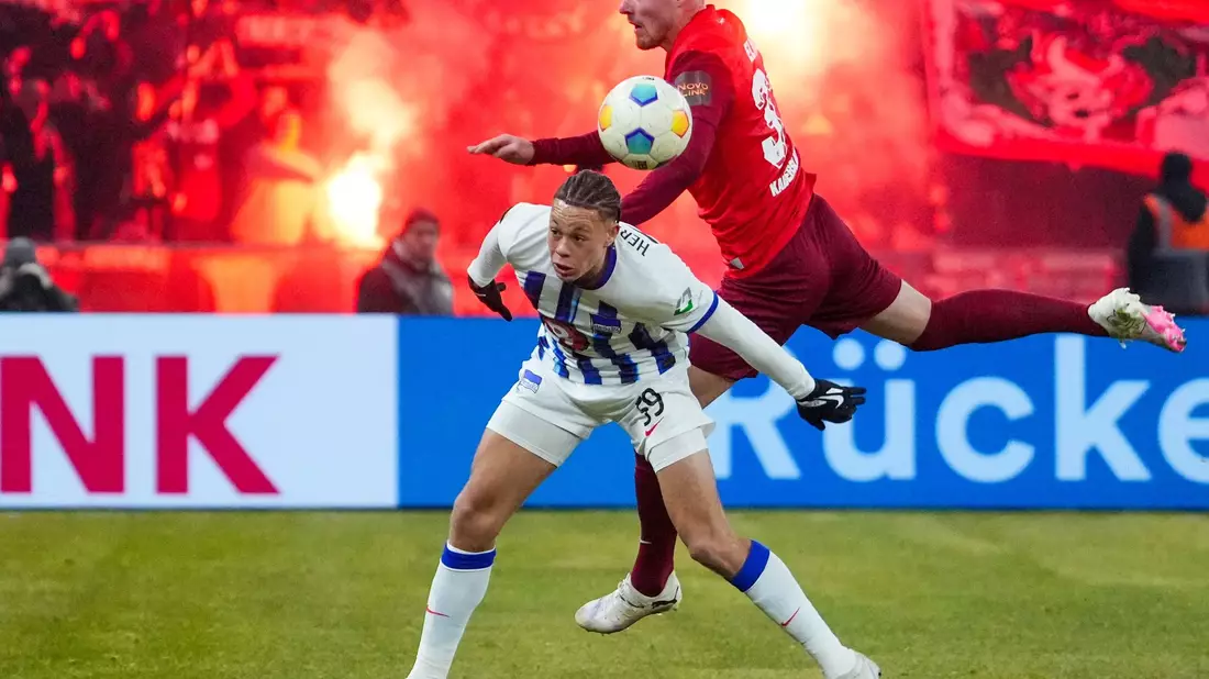 Im DFB-Pokal kämpfen Herthas Derry Scherhant (l) und Jan Elvedi von Kaiserslautern um den Ball. - Bild: Soeren Stache/dpa