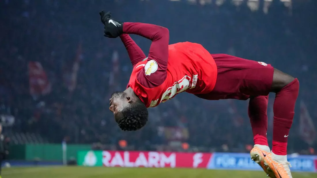 Richmond Tachie von Kaiserslautern bejubelt seinen Treffer zum 2:0 mit einem Salto. - Bild: Soeren Stache/dpa
